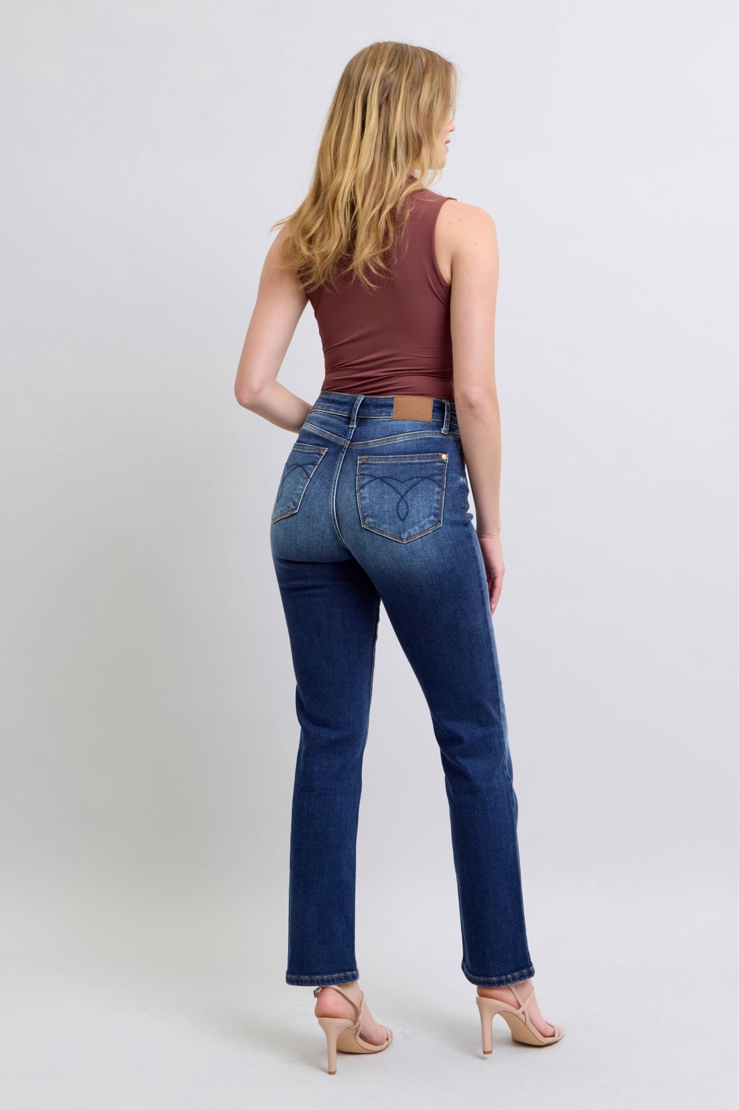 Judy Blue Full Size Washed Straight Leg Jeans con tasche, vista posteriore completa, perfetti per outfit casual.