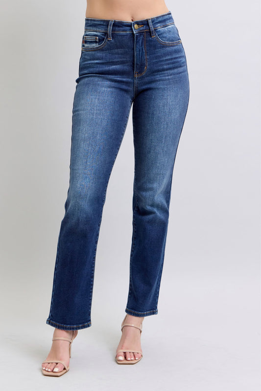 Judy Blue Full Size Washed Straight Leg Jeans con tasche, vista frontale, design moderno e vestibilità comoda.