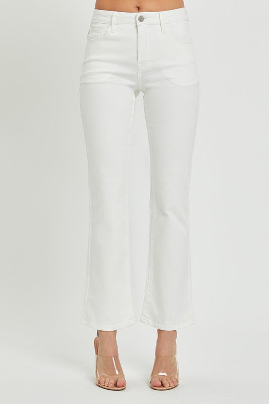 Jeans bianchi RISEN Full Size Mid Rise con tasche, taglio dritto e vita media, mostrati frontalmente su sfondo neutro.