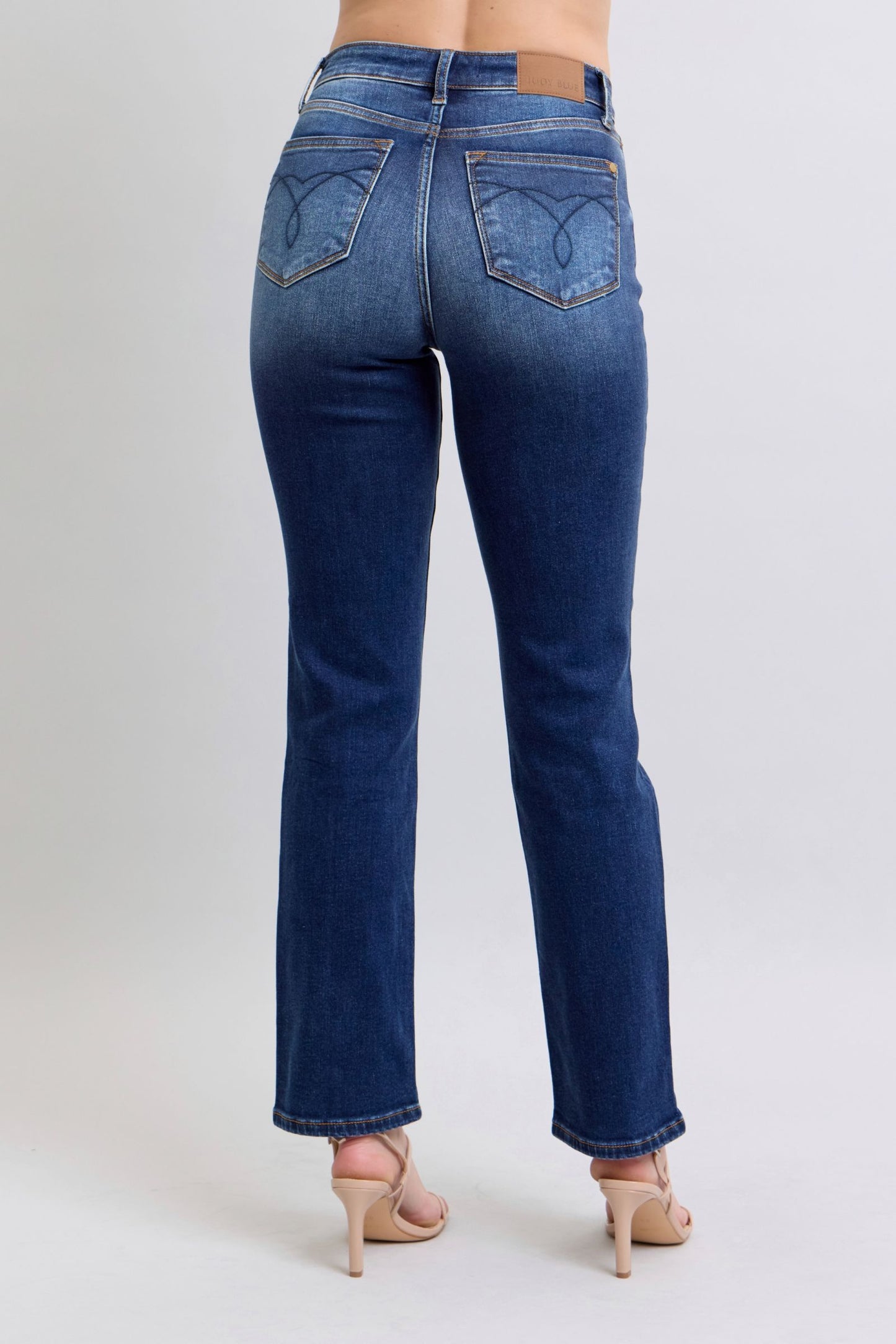 Judy Blue Full Size Washed Straight Leg Jeans con tasche, vista posteriore, dettagli sulle cuciture e tasche posteriori.