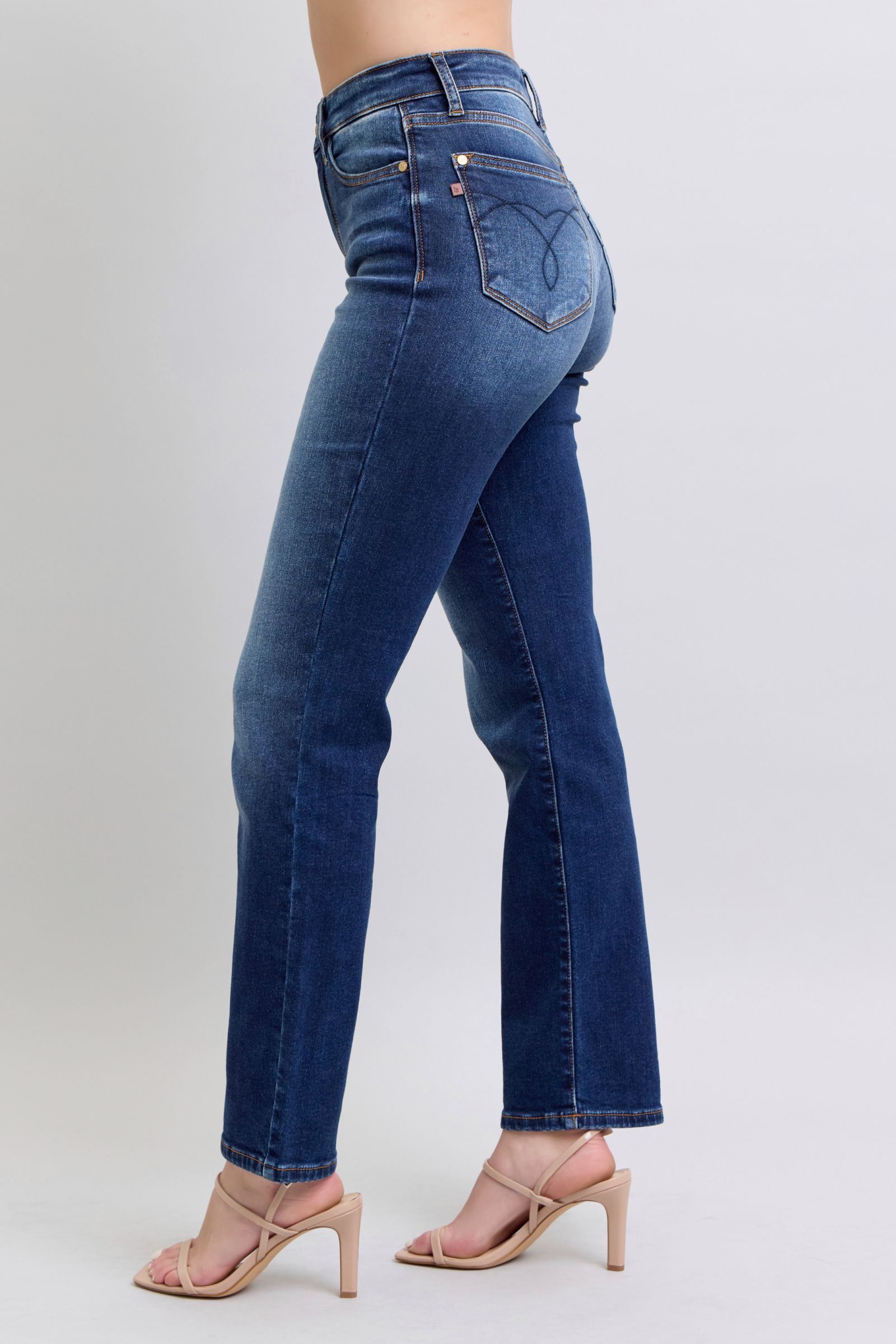 Judy Blue Full Size Washed Straight Leg Jeans con tasche, vista laterale posteriore, evidenziando la silhouette e il design.