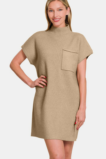 Vestito mini Zenana a maniche corte in maglia beige con tasca frontale, design casual e moderno. Perfetto per tendenze moda autunnali.