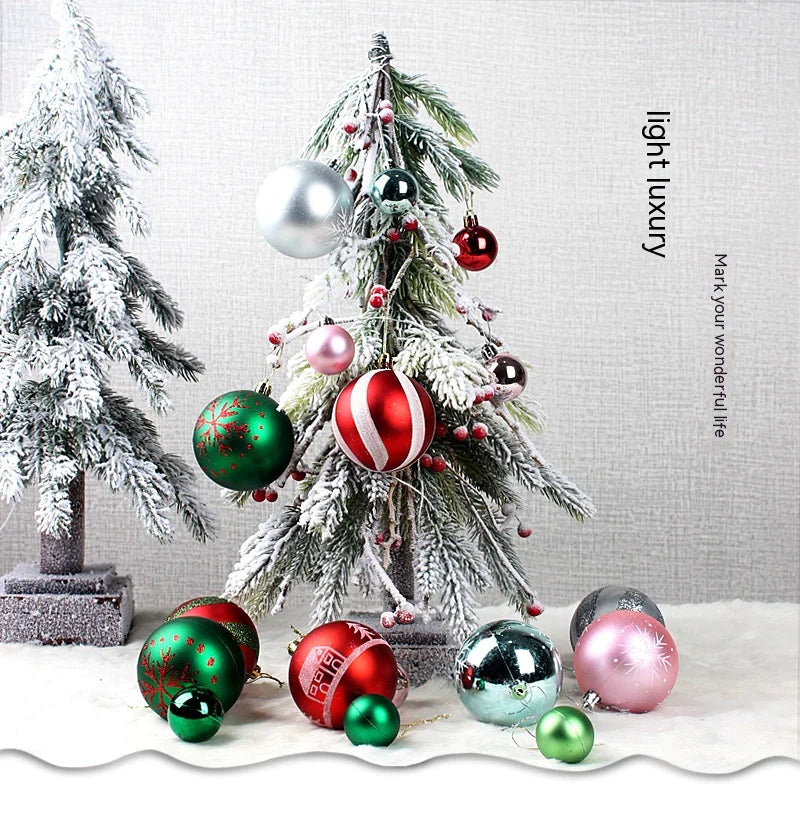 Mini albero di Natale decorato con palline colorate del set da 44 pezzi, ideale per decorazioni festive.