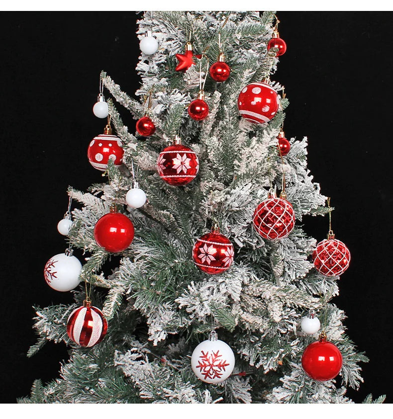 Albero di Natale decorato con palline rosse e bianche del set da 44 pezzi, perfetto per un'atmosfera festiva.