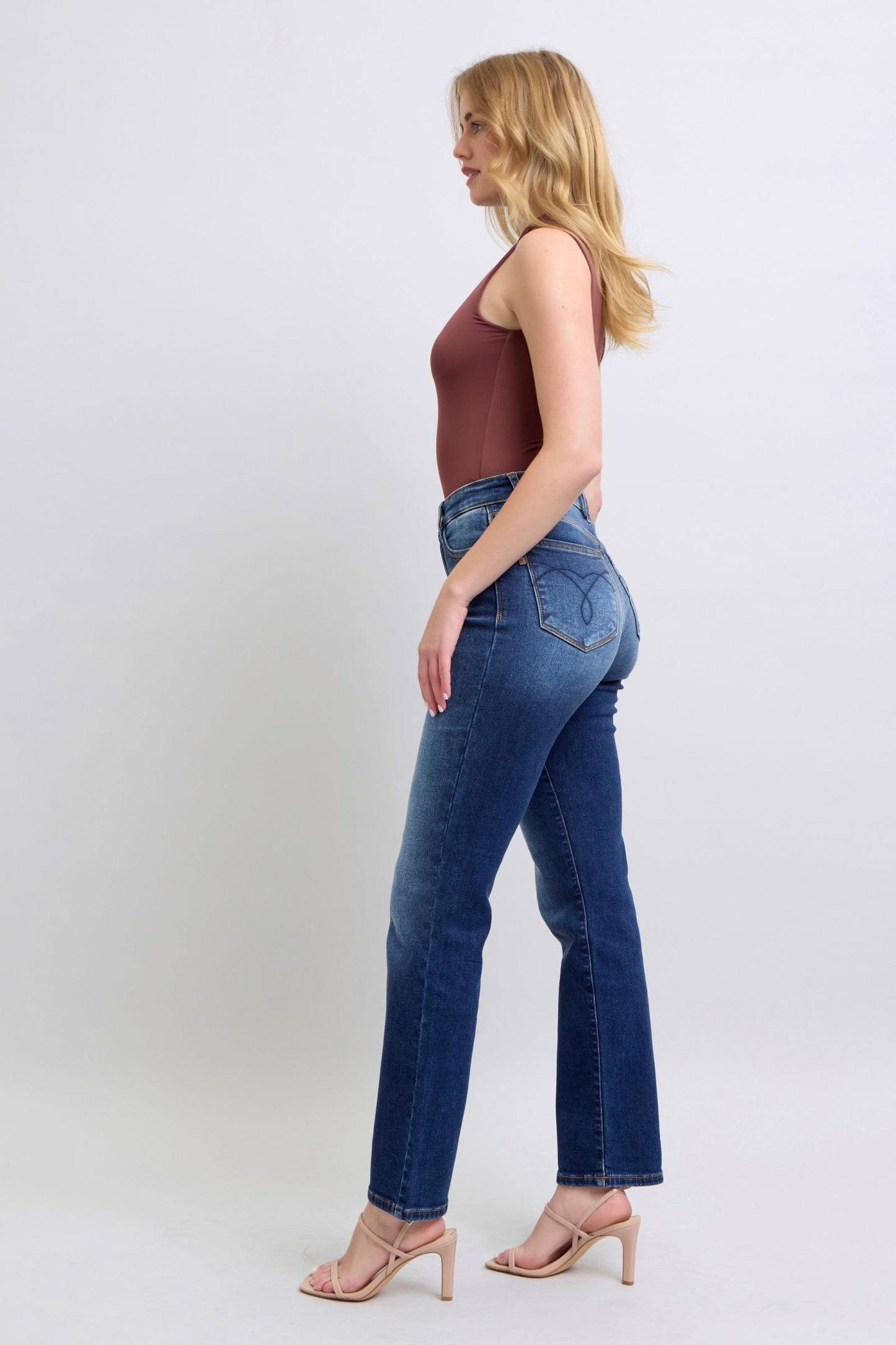 Judy Blue Full Size Washed Straight Leg Jeans con tasche, vista laterale opposta, stile moderno e confortevole.