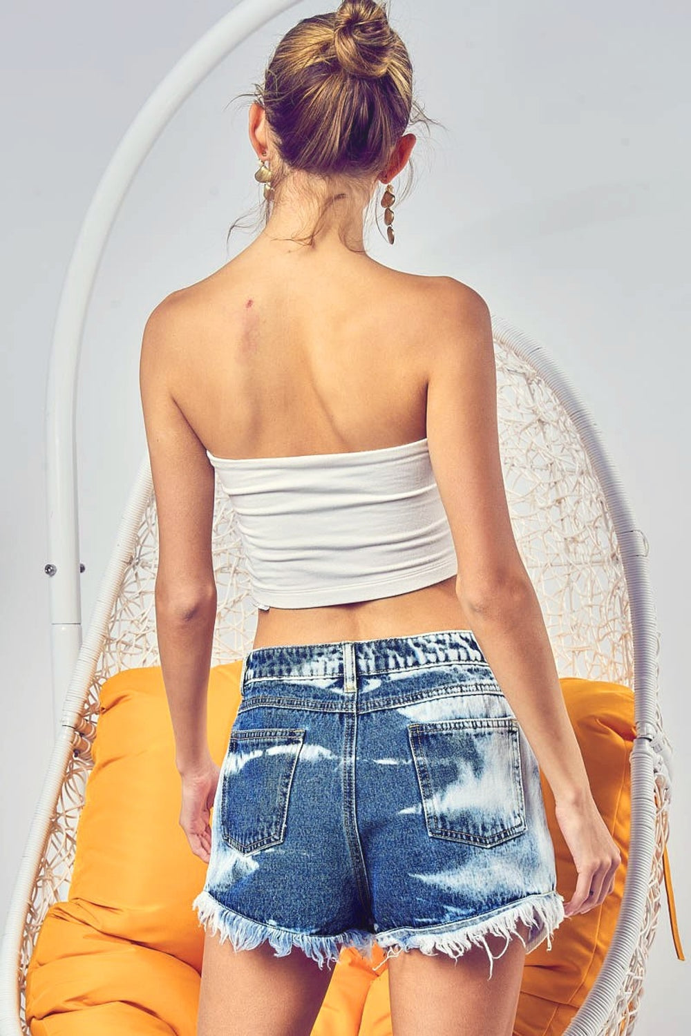 Retro dei shorts BiBi in denim sbiancato con orlo sfrangiato e design casual. Perfetti per un look estivo rilassato e alla moda.