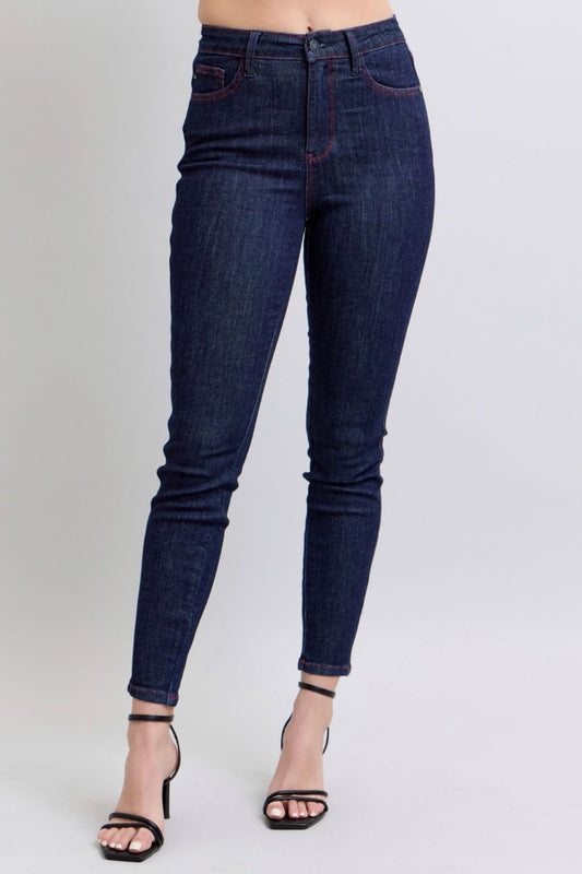 Jeans skinny Judy Blue Full Size con tasche posteriori a forma di cuore, vista frontale su modello, colore denim scuro.