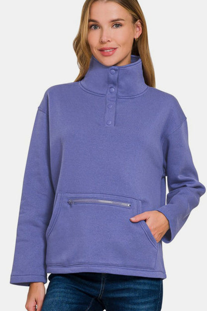 Zenana Turtleneck Half Snap Fleece Sweatshirt in viola con collo alto, bottoni a scatto e tasca frontale con zip. Design casual e caldo.