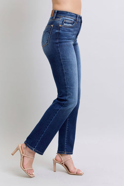 Judy Blue Full Size Washed Straight Leg Jeans con tasche, vista laterale, denim lavato con taglio dritto e stile casual.