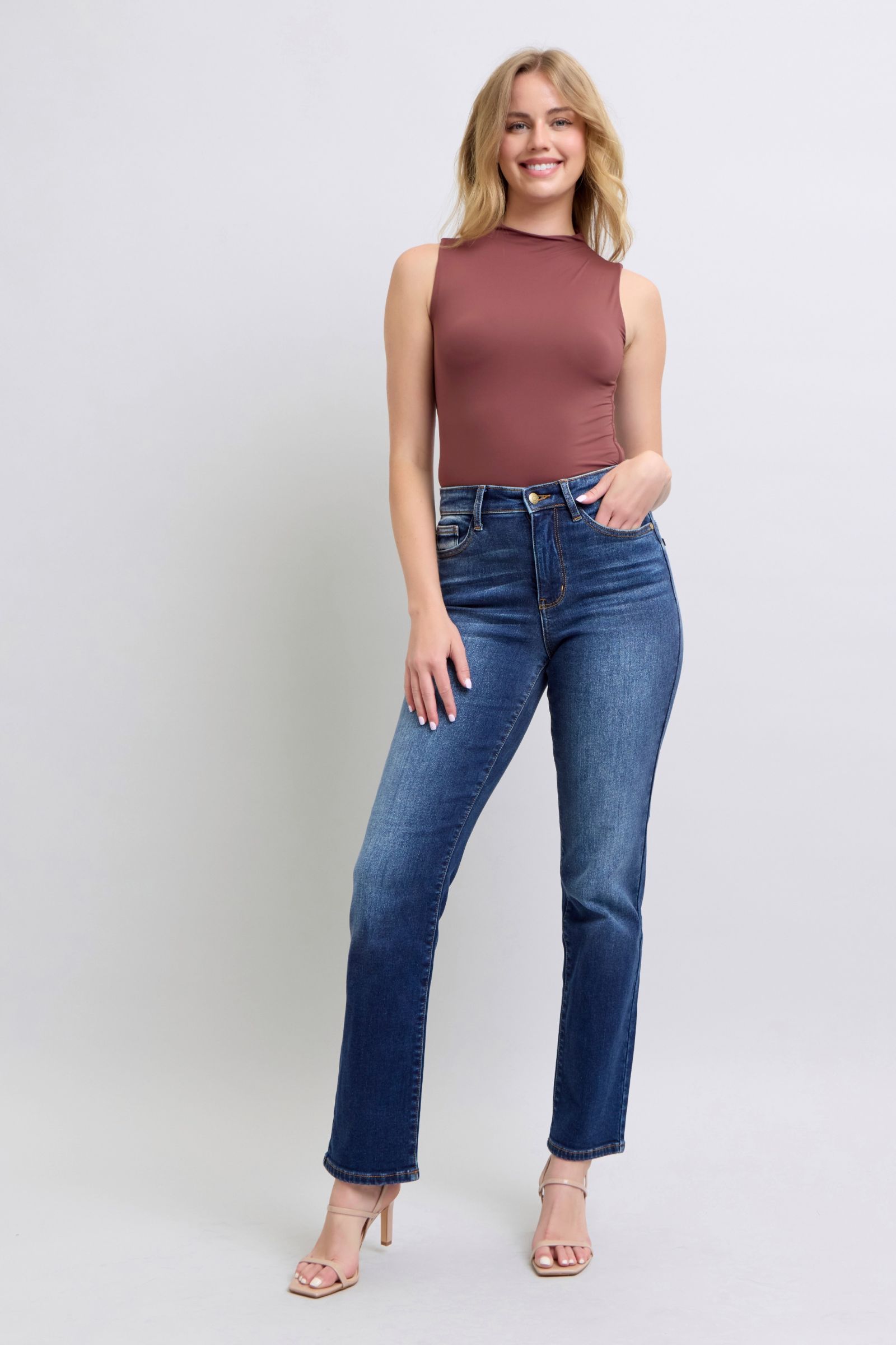 Judy Blue Full Size Washed Straight Leg Jeans con tasche, abbinati a top marrone e tacchi, look casual chic.