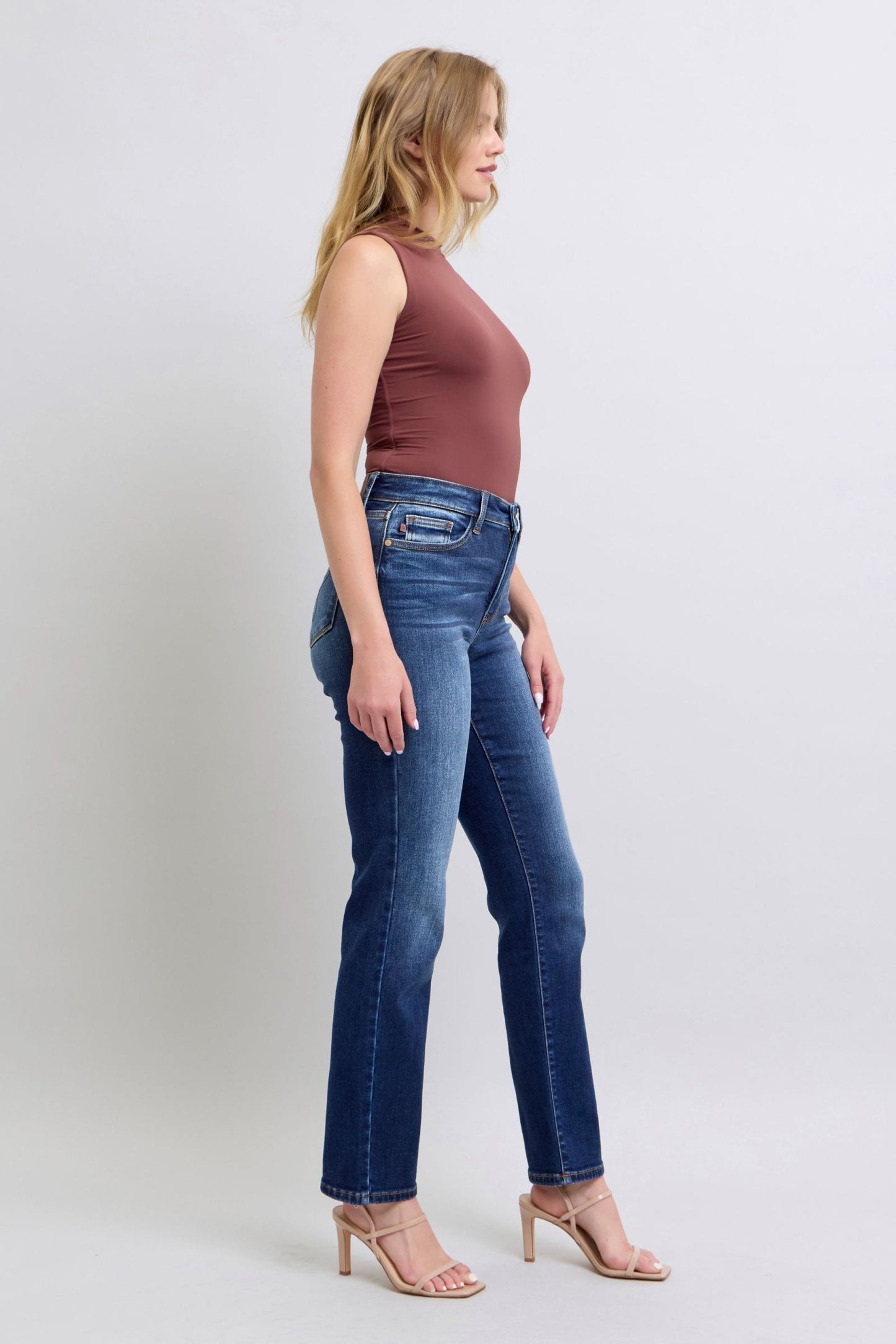 Judy Blue Full Size Washed Straight Leg Jeans con tasche, vista laterale, denim lavato con vestibilità versatile.